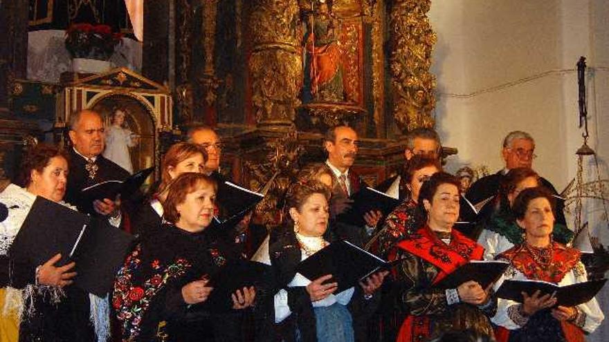 Miembros del coro parroquial de Almaraz interpretando canciones durante el recital navideño