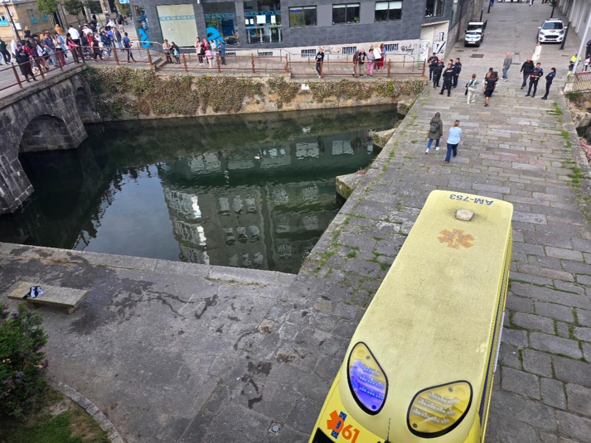 El rescate efectuado en el río O Con congregó a numerosos curiosos y dio lugar a un espectacular despliegue de medios policiales y de emergencias.