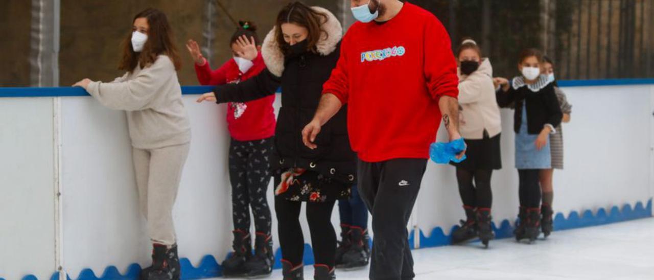 La pista de hielo de Cambados ya se encuentra activa.