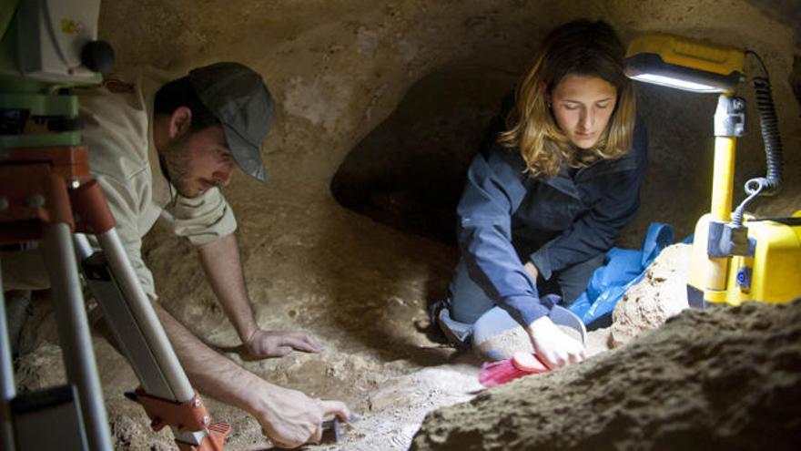 Dos miembros del equipo de es Cap II excavan en la cueva 127.