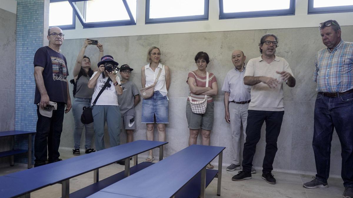 L'alcalde Agustí Comas explica les particularitats dels nous vestidors