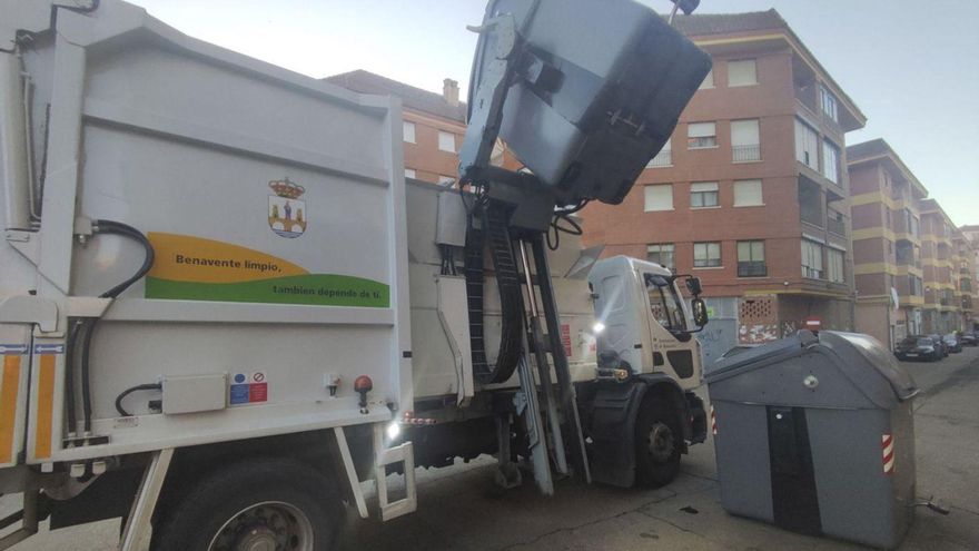 Camión de carga lateral que el Ayuntamiento prestó a Astorga para atender una emergencia.