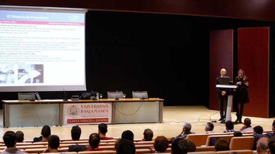 Varias personas asisten una charla en el Campus Viriato de Zamora, perteneciente a la USAL.