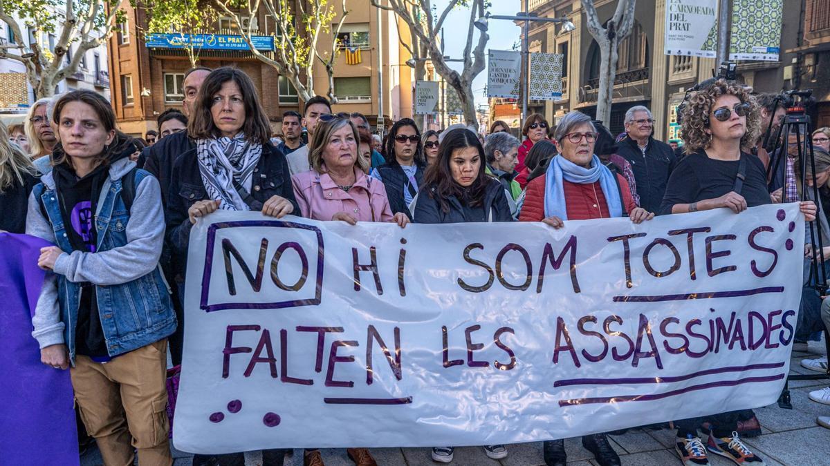 Concentración contra la violencia vicaria por el triple crimen del Prat del Llobregat.