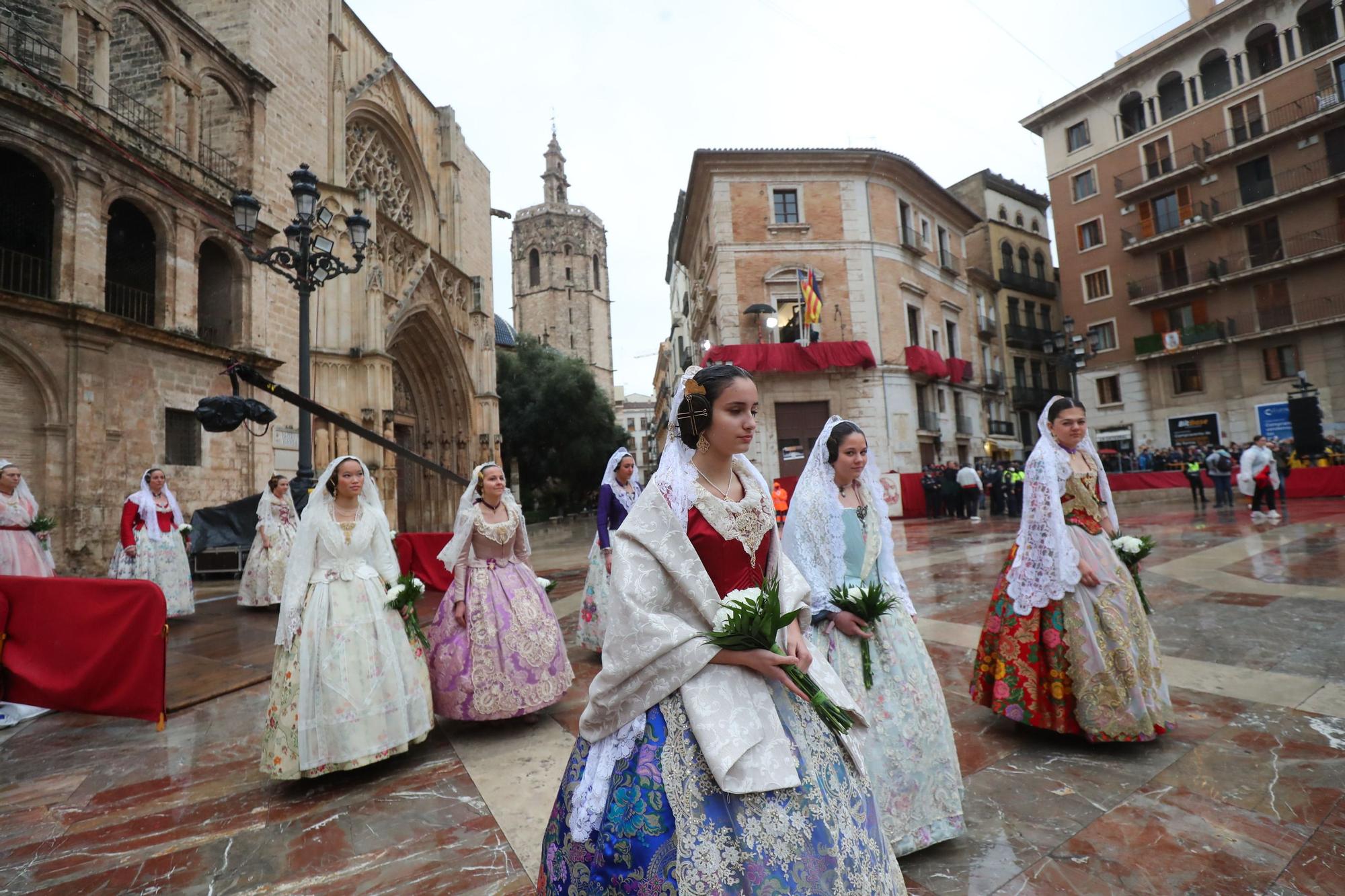 Búscate en el primer día de ofrenda por la calle de la Paz (entre las 17:00 a las 18:00 horas)