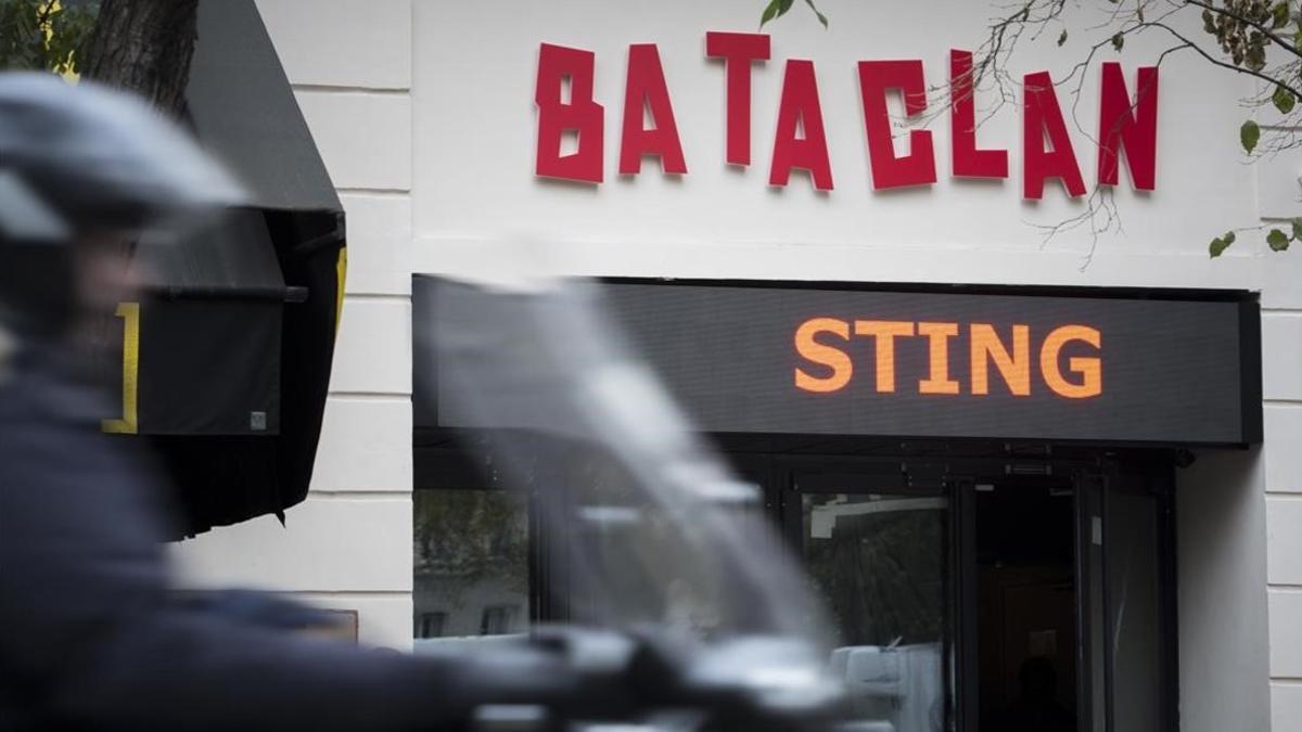 Un hombre pasa por delante de la sala Bataclan, donde esta noche actuará Sting.