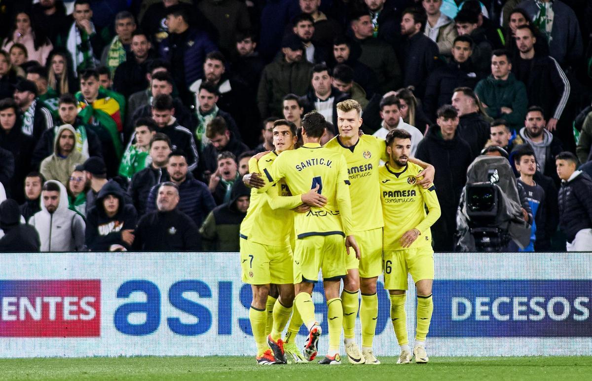 Los jugadores del Villarreal celebran su triunfo en el campo del Betis la pasada temporada.
