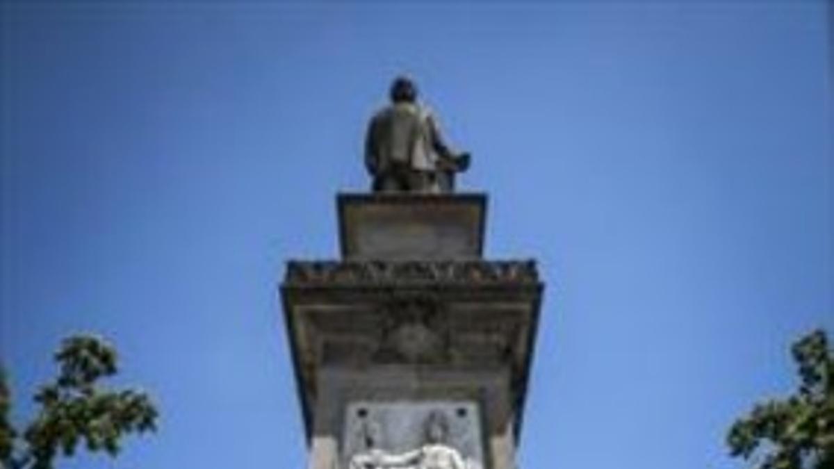 Estatua de Antonio López.