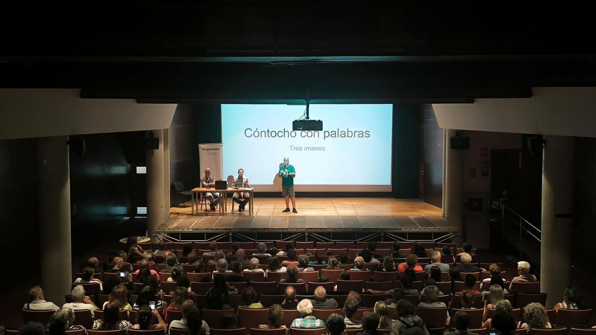 La presentación de «Cóntocho con palabras» en el Centro Social do Mar de Bueu.
