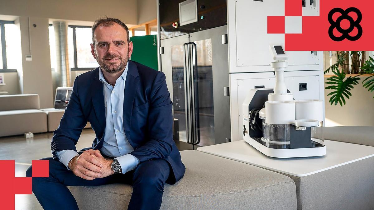 Pau Sarsanedas, CEO de GPAINNOVA, junto a la primera máquina de electropulido de metales sin usar líquidos y uno de los respiradores creados durante la pandemia.