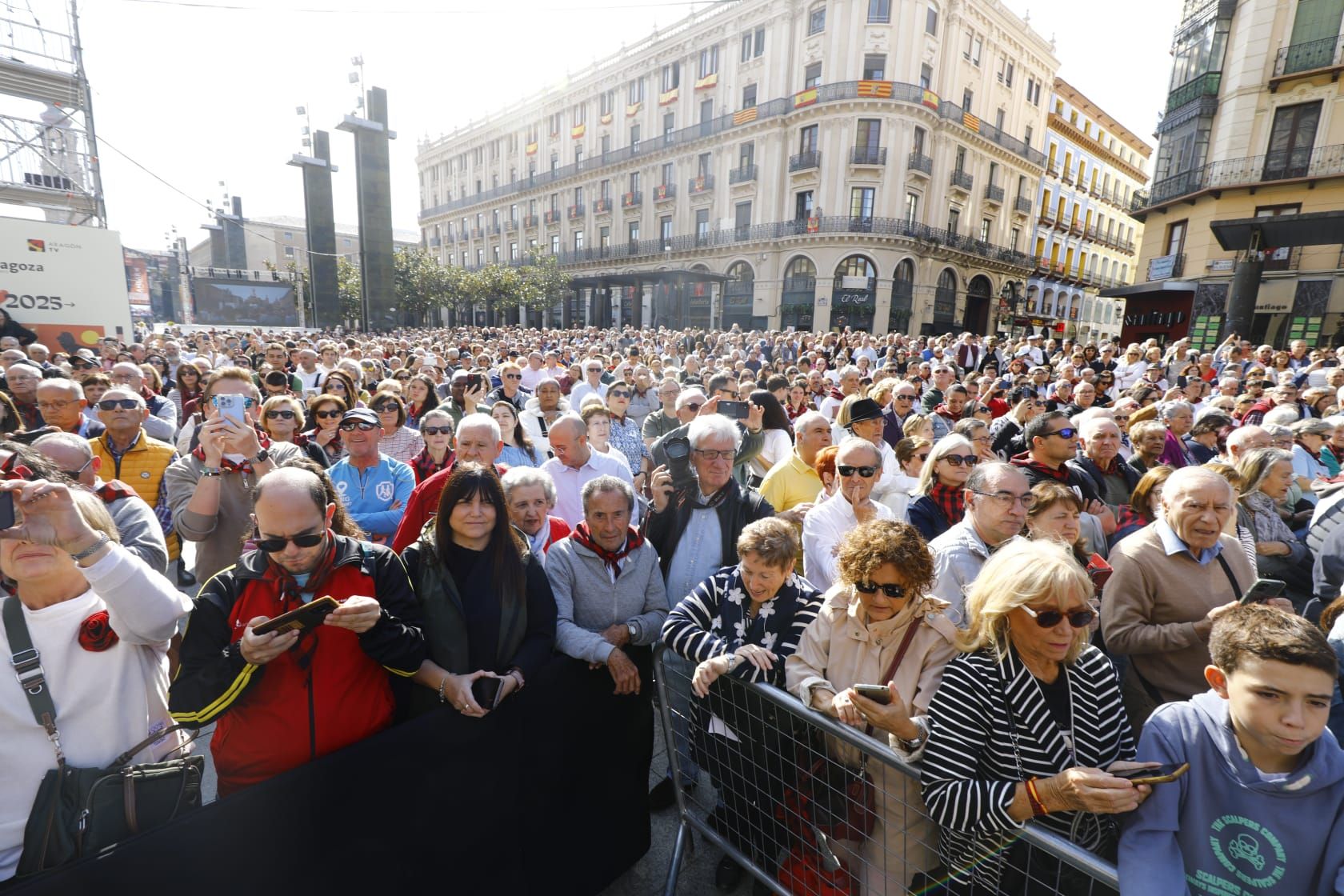 La Virgen ya preside la plaza del Pilar