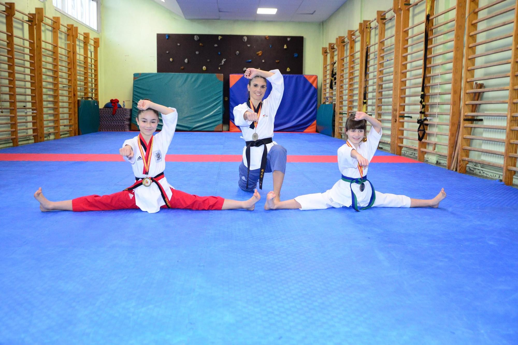 Tres campeonas de taekwondo en la familia