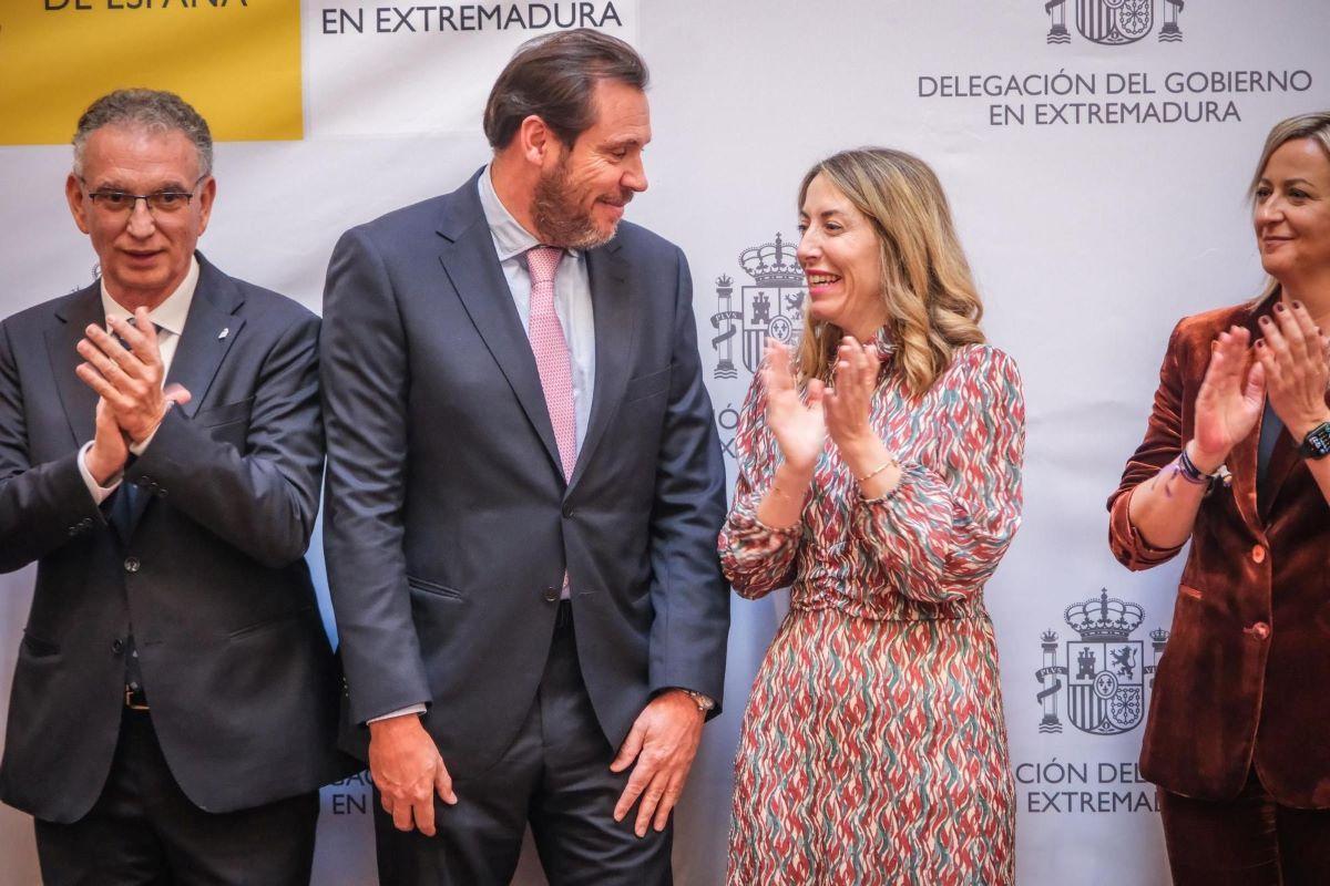 El ministro Puente junto a la presidenta Guardiola y el delegado del Gobierno, José Luis Quintana, y la presidenta de la Asamblea, Blanca Martín, en una de sus visitas a Extremadura.