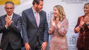 El ministro Puente junto a la presidenta Guardiola y el delegado del Gobierno, José Luis Quintana, y la presidenta de la Asamblea, Blanca Martín, en una de sus visitas a Extremadura.