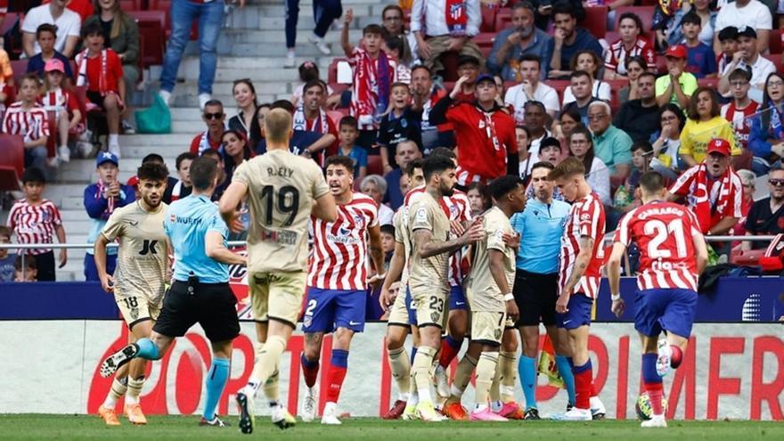 Ninguno de los clubes de Primera y Segunda entiende el criterio de los árbitros para señalar las manos