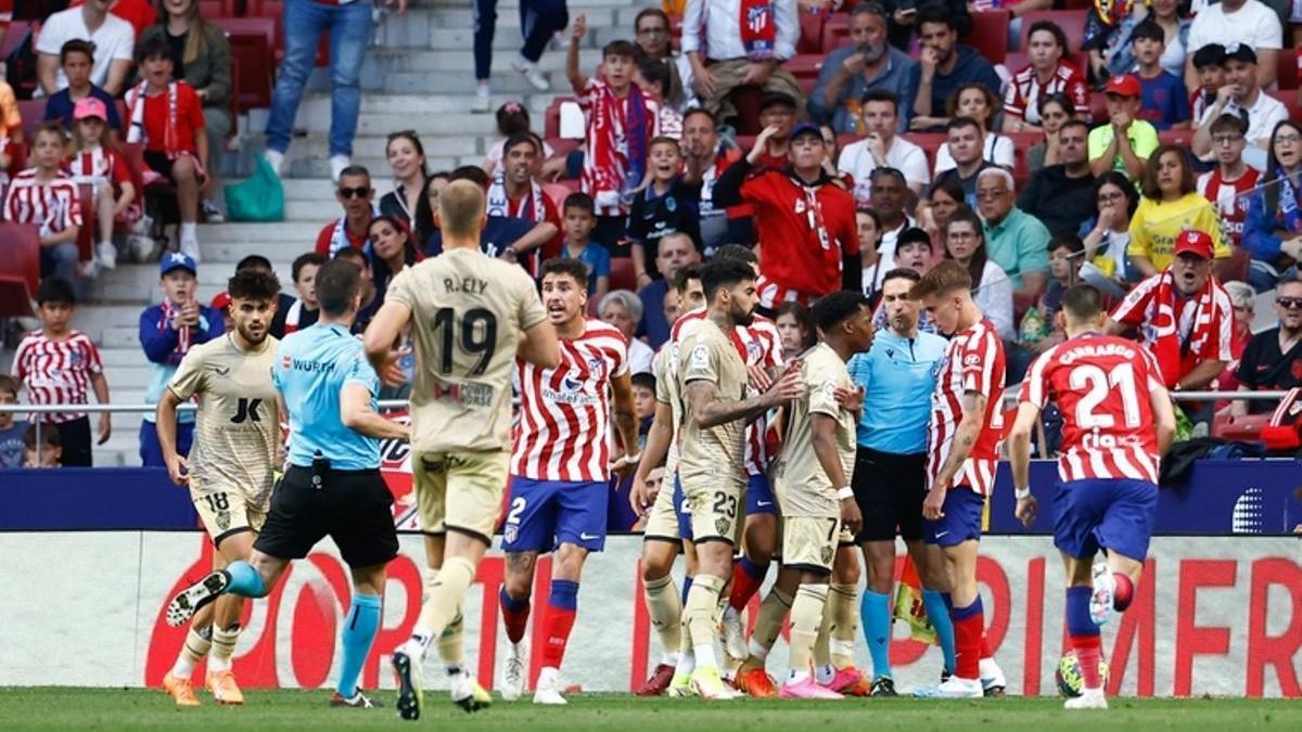 Los jugadores del Atlético piden penalti por una mano del área en el partido frente al Almería.