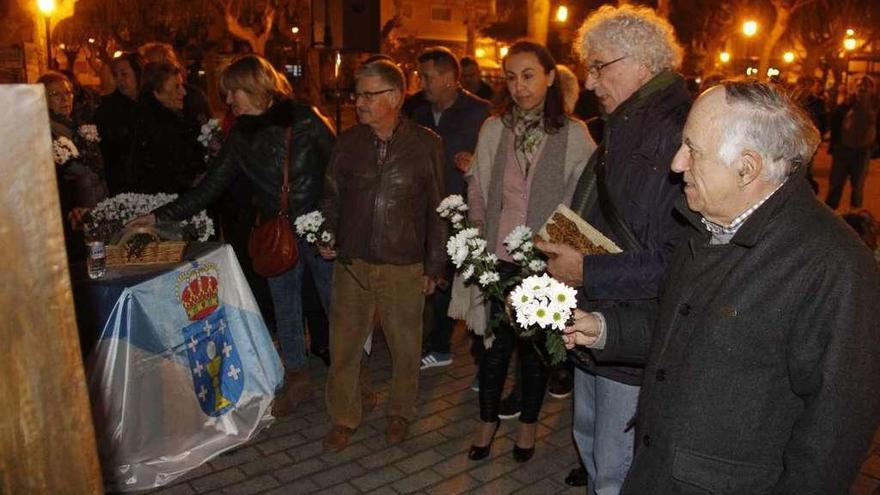 Un momento da ofrenda floral ante o monumento a Rosalía de Castro en Marín. // S.A.