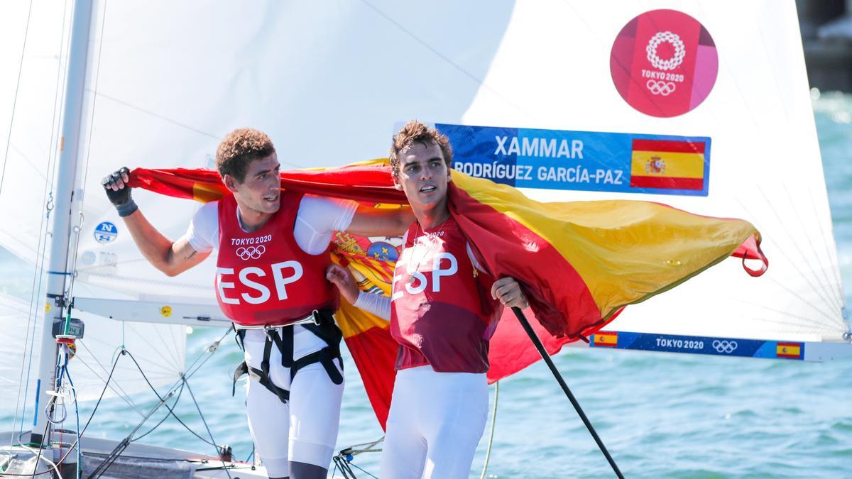 Els regatistas espanyols Jordi Xammar i Nicolás Rodríguez celebren la medalla de bronze conquistada en 470 en els Jocs Olímpics de Tòquio 2020