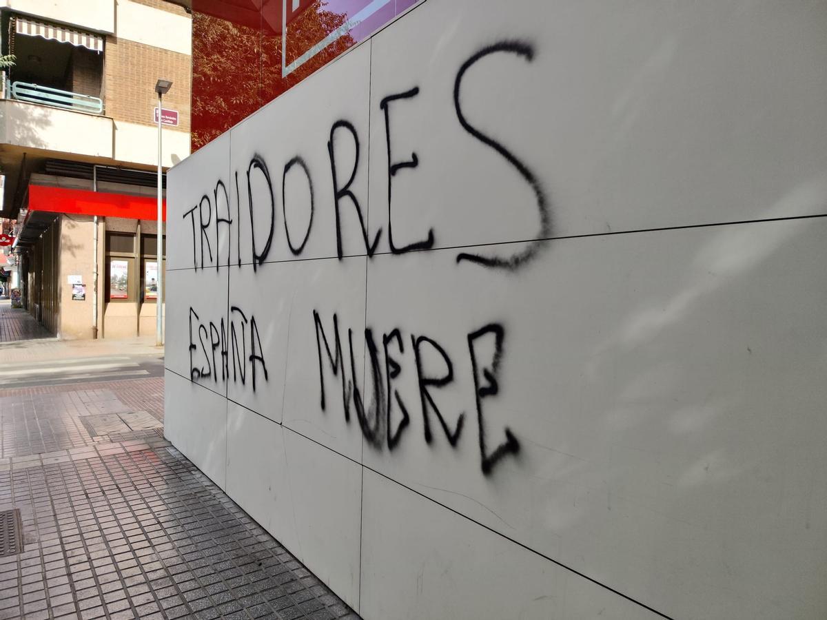 Pintadas en la sede del PSOE de Córdoba.
