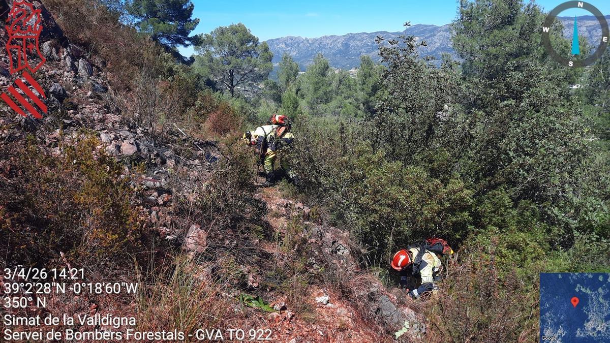 Bomberos trabajan en los montes de Simat de la Valldigna