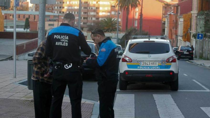 Dos agentes de la Policía Local de Avilés, en La Magdalena.