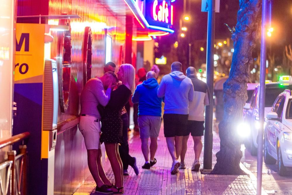 Los turistas ingleses desafían al coronavirus en Benidorm.