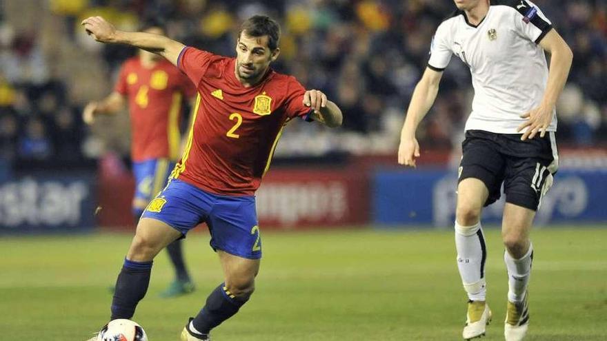 Jonny conduce el balón durante el partido de ayer en el Carlos Belmonte. // Manu