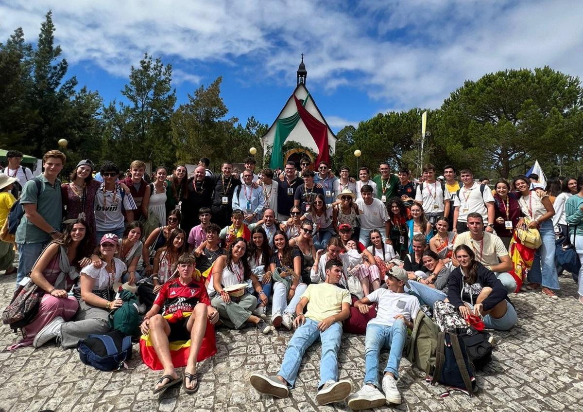 Fotografía grupal de jóvenes cordobeses en la JMJ Lisboa.