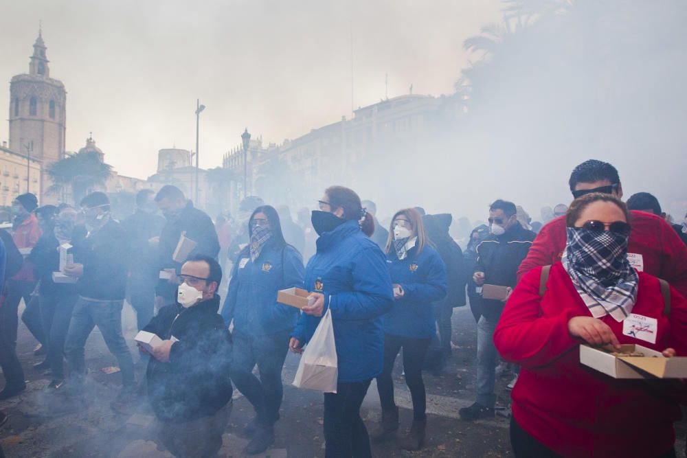 Miles de falleros en la primera ''despertà''