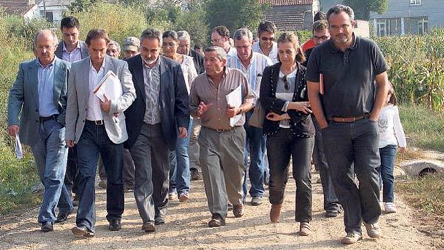 La comitiva, en un momento de la visita a las obras de Castroagudín.  // J.L. Oubiña