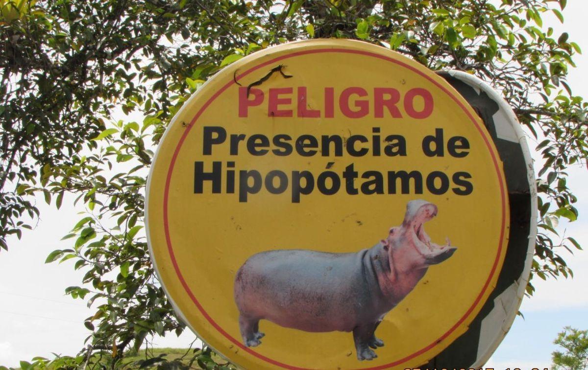 Cartel instalado en las inmediaciones de la finca