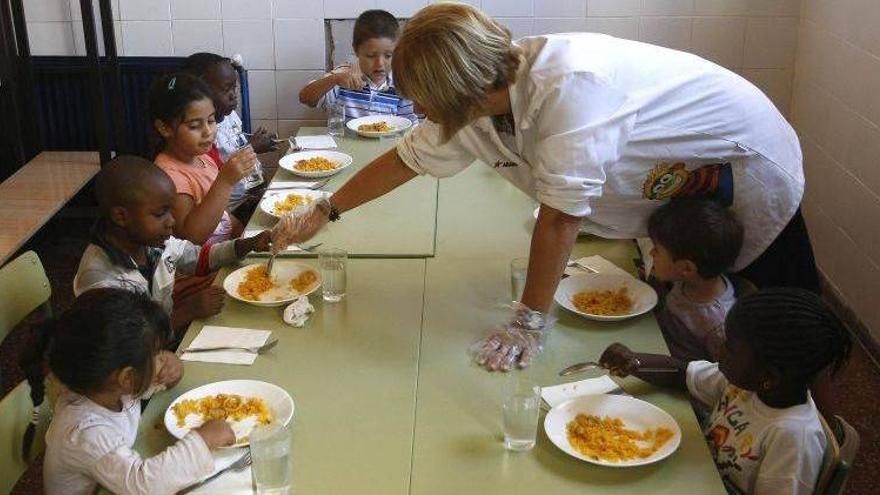 Descenso histórico de alumnos en el comedor por las medias becas