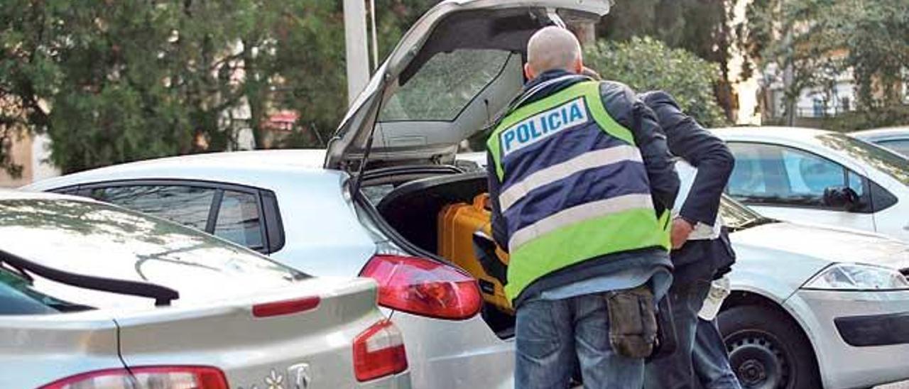 Agentes de Policía, durante un registro en Sant Ferran.