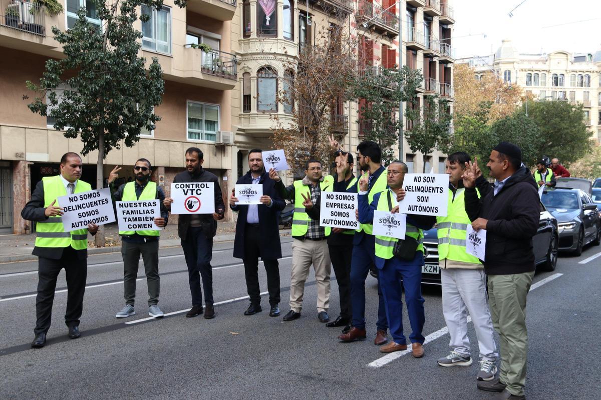 Marcha lenta de conductores de VTC por el centro de Barcelona