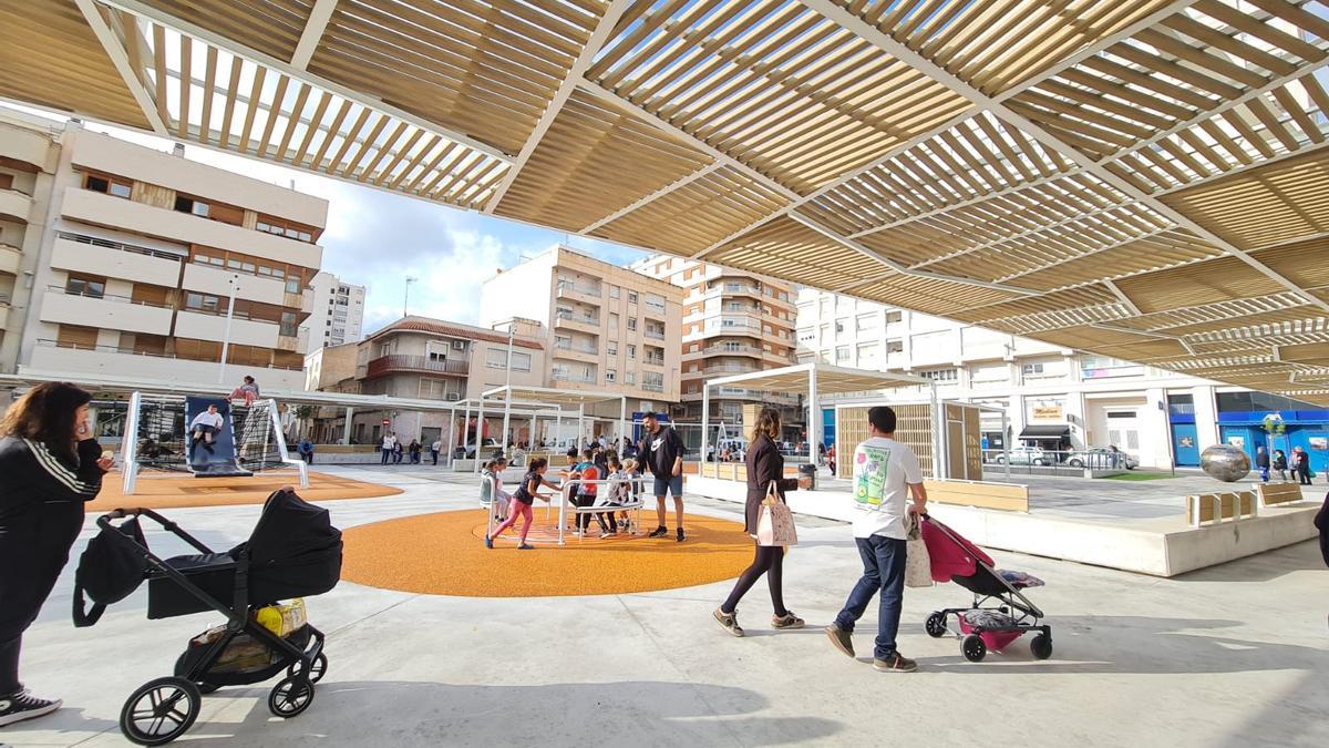La nueva imagen que ofrece la plaza del Zapatero de Elda tras las obras de remodelación.