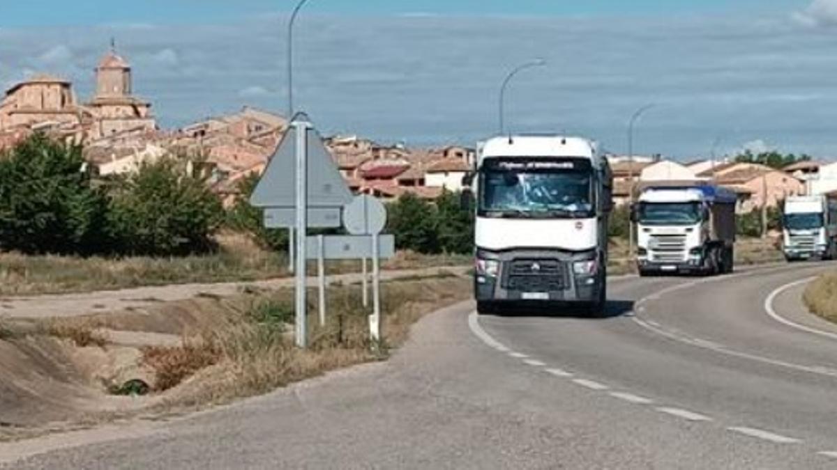 Camiones a su paso por la travesía de Aguaviva.