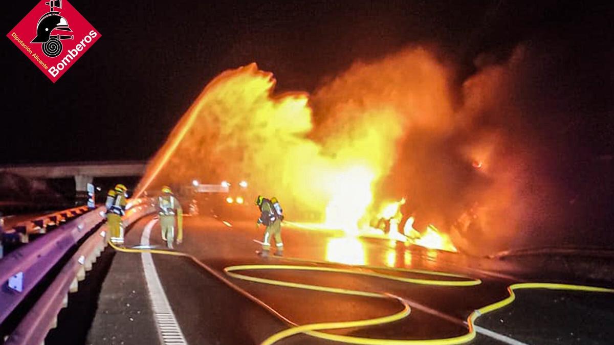 Arde en la A-31 de Novelda un camión frigorífico que transportaba fruta