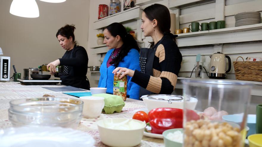 Nutricionistes d&#039;atenció primària de Manresa ensenyen als usuaris de la Fundació del Convent de Santa Clara a elaborar menús saludables