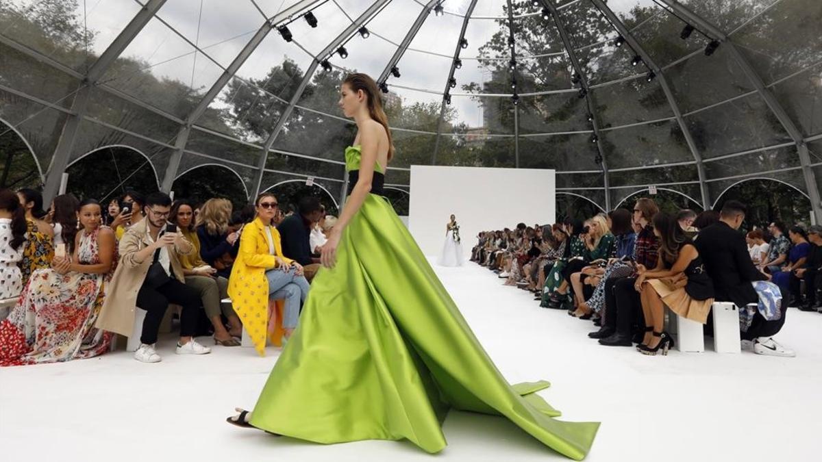 Cortes depurados y matices luminosos en el desfile de Carolina Herrera