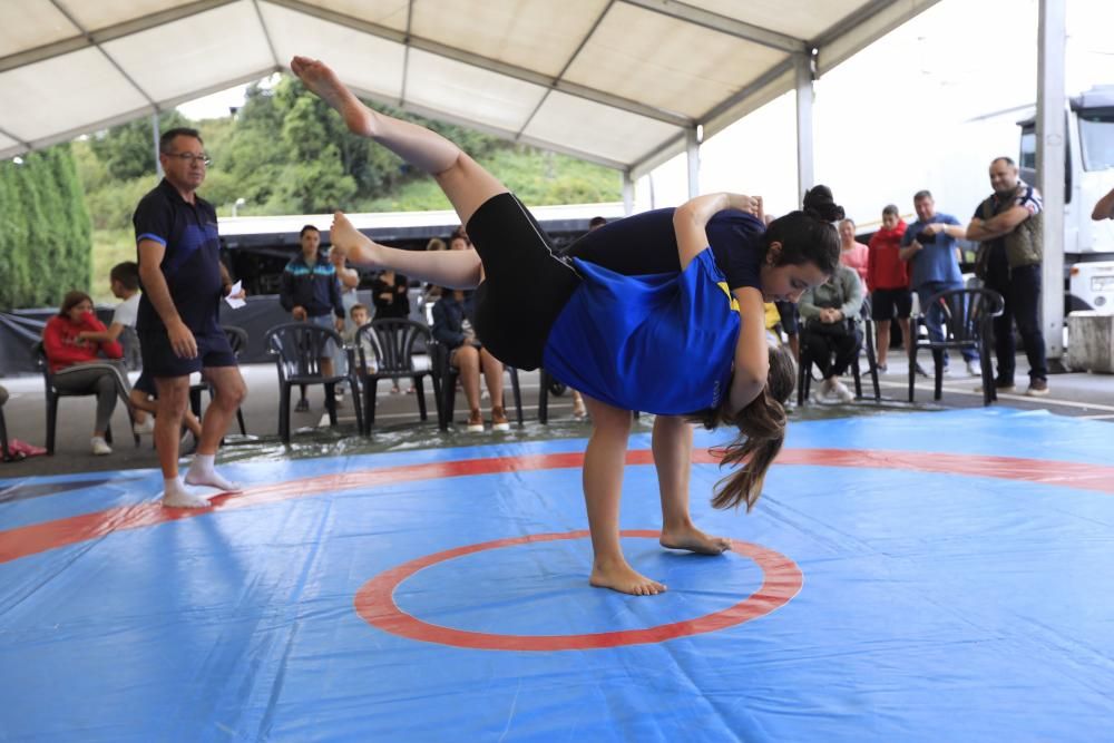 Demostración de lucha valtu en las fiestas de Llaranes