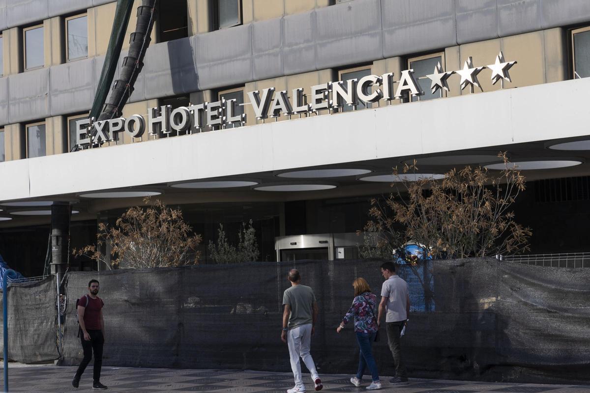 Acceso principal del antiguo Expo Hotel, que está en obras.