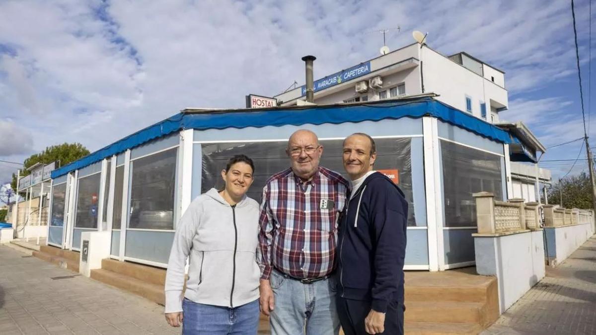 Poncio Bover (re.) mit seinem Vater Lorenzo und seiner Schwester Cati vor dem Hostal Maracaibo.