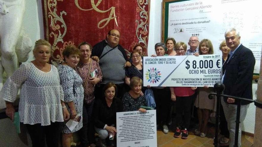 UCCTA hace entrega de un cheque a Atanasio Pandiella.