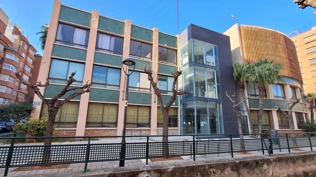 La antigua biblioteca central de Solades aún espera que arranquen las obras para reconvertir el inmueble en el centro de salud Torrehermosa.
