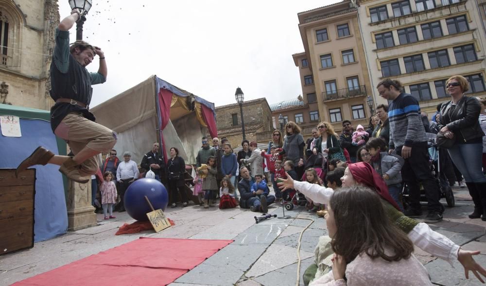 Feria de La Ascensión en la plaza de la Catedral de Oviedo