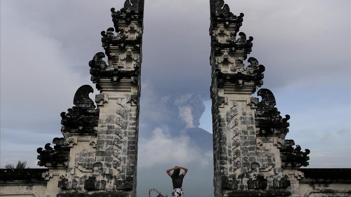 abertran41098972 a tourist watches as mount agung volcano erupts at lempuyang171127130623