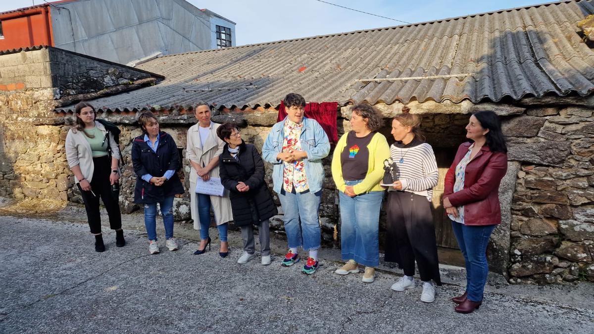 Participantes no acto de descubremento da placa na escola de Calo onde exerceu como mestra Elisa