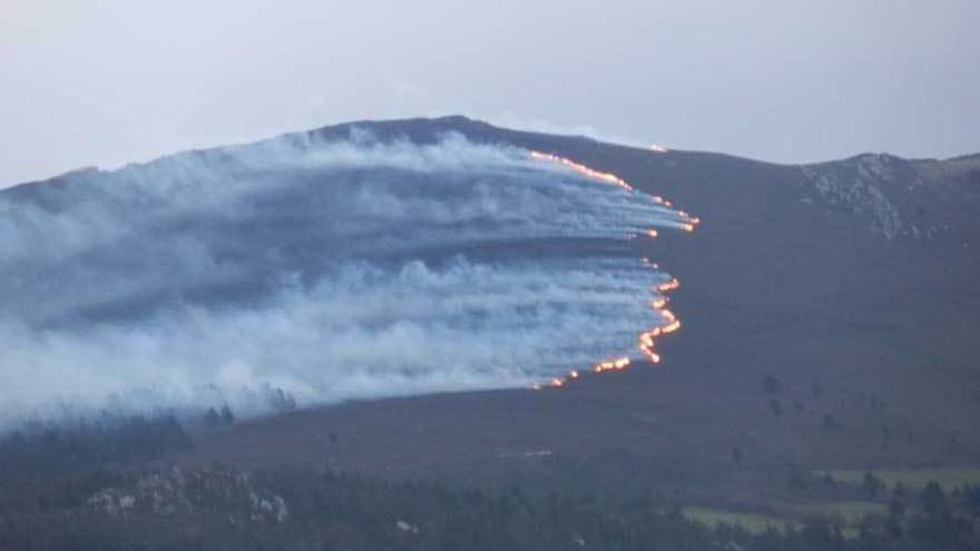 Un paraje de la sierra de Arco, ardiendo.