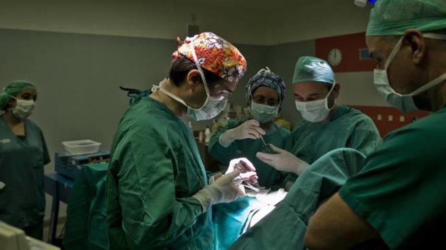 Imagen de archivo de un equipo sanitario durante una intervención en un hospital de la provincia.