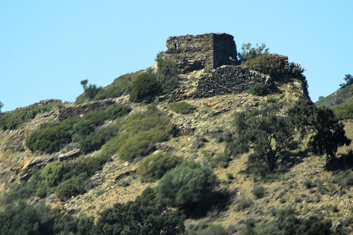El castell vist des de la baixada de Cadaqués cap a Roses